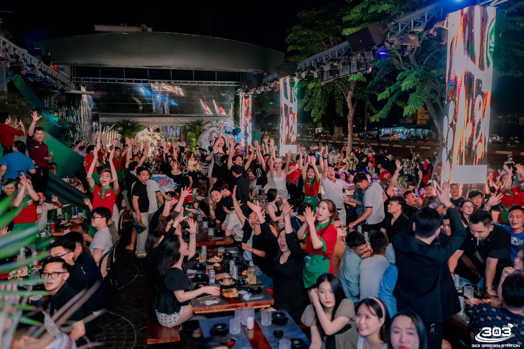 Không khí beer garden đông vui tại 303 Garden Station